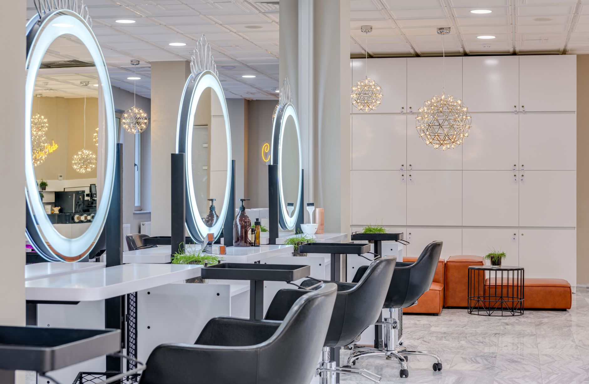 Modern eingerichteter Friseursalon in Wien